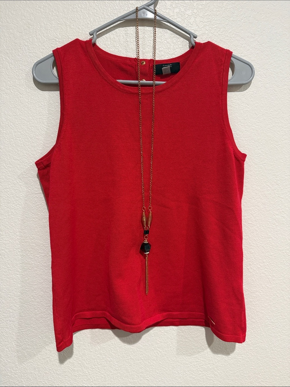 Tahari size XL Bright Red Crewneck Knit Sweater top with gold tone necklace